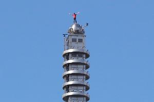 Nach dem Jubel auf der Spitze des Wolkenkratzers hat Alex Honnold ein Selfie mit seinem Smartphone geschossen. 