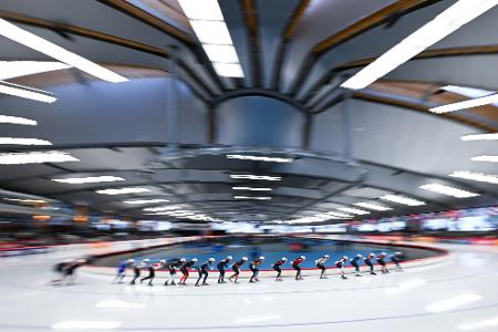 Massenstart der Frauen beim Eisschnelllauf-Weltcup in der Max Aicher Arena in Inzell. 