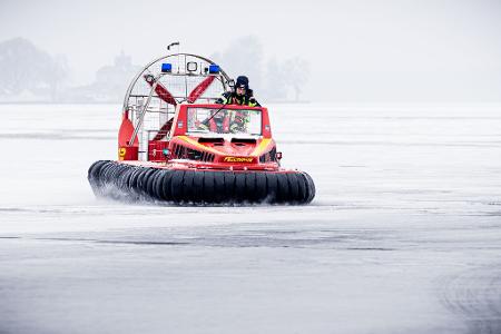 Mit dem Luftkissenboot übt die Feuerwehr auf dem Steinhuder Meer.