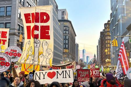 Eine Menschenmenge von Anti-ICE-Demonstranten demonstriert in New York.
