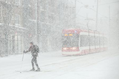 Eine Person läuft Ski in Toronto.