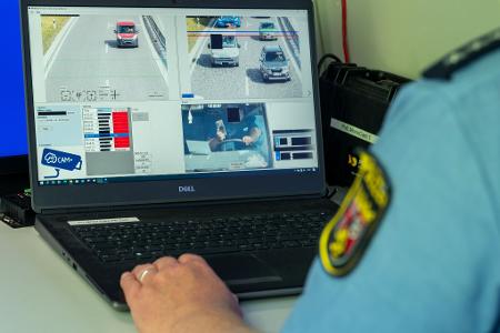 Künstliche Intelligenz kann erkennen, wenn Autofahrer ihr Handy in der Hand halten. (Archivbild) 