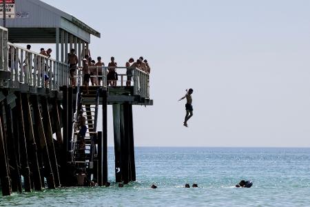 Viele kühlten sich bei einem Bad im Meer ab. Weite Teile Australiens leiden unter extremer Hitze mit Temperaturen nahe 50 Grad. 