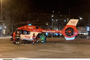 Die Feuerwehr München sichert die Landung eines Intensivtransporthubschraubers auf dem Goetheplatz in der Innenstadt ab.