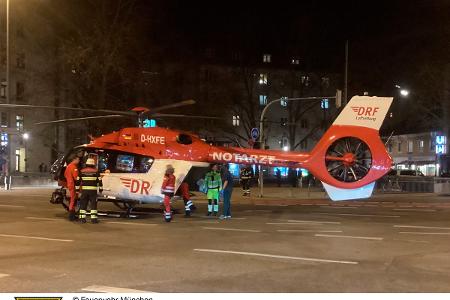 Die Feuerwehr München sichert die Landung eines Intensivtransporthubschraubers auf dem Goetheplatz in der Innenstadt ab.