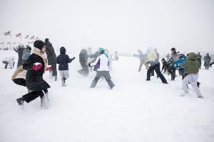 Das Extremwetter bringt auch Spaß, wie etwa bei einer ausgelassenen Schneeballschlacht in der US-Hauptstadt Washington. 
