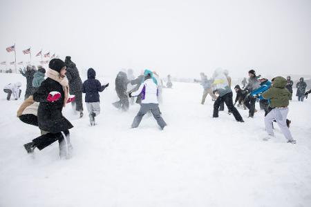 Das Extremwetter bringt auch Spaß, wie etwa bei einer ausgelassenen Schneeballschlacht in der US-Hauptstadt Washington. 