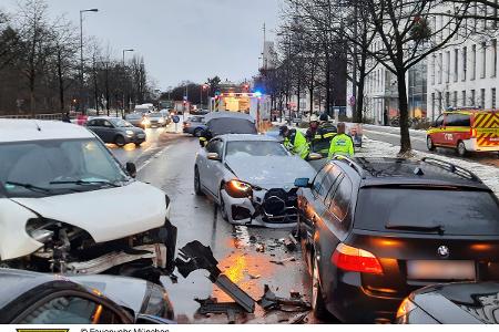Die Feuerwehr München im Einsatz bei einem Verkehrsunfall