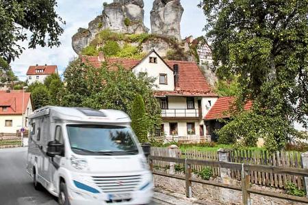 Ortsdurchfahrt durch das Dorf Tüchersfeld im Püttlachtal.