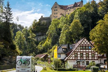  Burg Rabenstein im Ahorntal mit Falknerei und uriger Gutsschenke.