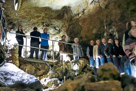 Die mystisch beleuchtete Sophienhöhle.