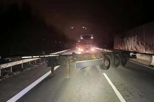 Sattelauflieger Lkw Autobahn Polizei