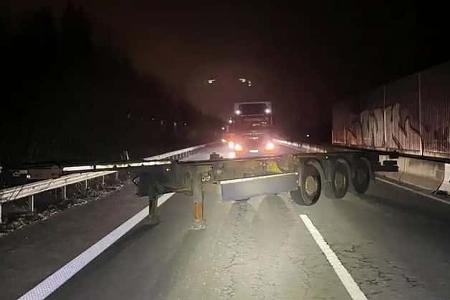 Sattelauflieger Lkw Autobahn Polizei