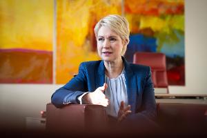 "Die CDU ist nicht klug beraten, wenn sie ständig verkündet, dass die Menschen in Deutschland nicht genug arbeiten", sagt Mecklenburg-Vorpommerns Ministerpräsidentin Schwesig. (Archivbild)