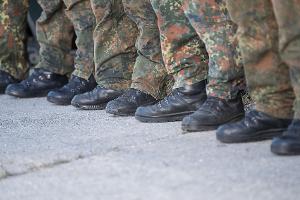Soldaten in einer Bundeswehr-Kaserne - was würde der Kriegsfall für die deutsche Wirtschaft bedeuten?