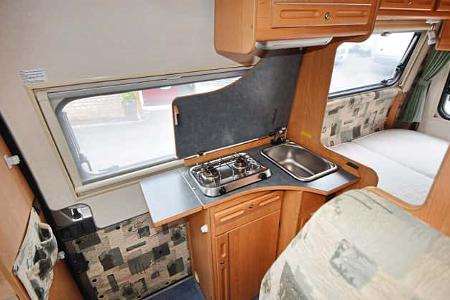 Die Position von Sitzgruppe, Küche und Bett gilt als bewährt und erweist sich heute als Grund für die Beliebtheit der Modelle Globescout und 2Win.