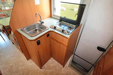 Weil der Kühlschrank gegenüber eingebaut ist, hat die Küche des Europeo 78 viel Platz.