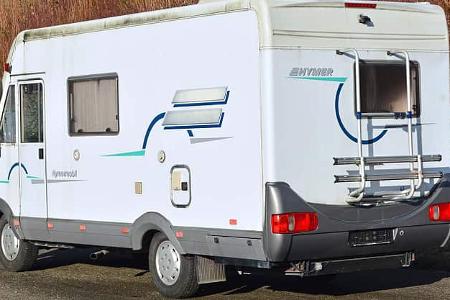 Anders als das Alublech der Wände verändern die Kunststoffe durch Sonnenlicht ihre Farbe, sichtbar oben am Heck und an den Radläufen.