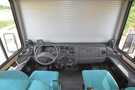 Ein echter Rollladen verdunkelt und isoliert die Frontscheibe des Flair. 