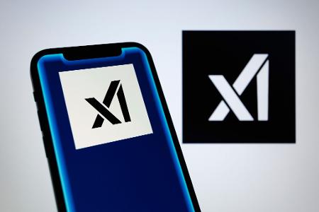 Bei xAI wurde der Chatbot Grok entwickelt, der unter anderem über die Online-Plattform X verfügbar ist. (Symbolbild)