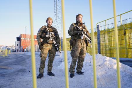 Bewaffnete Kräfte des dänischen Militärs haben einen Kontrollpunkt im Hafengebiet in Nuuk auf Grönland bemannt.