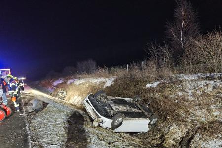 Ein überschlagender PKW im Graben