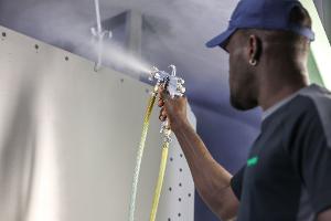 Ein Beschäftigrer aus Gambia in einer Firma in Deutschland. (Archivbild)