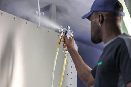 Ein Beschäftigrer aus Gambia in einer Firma in Deutschland. (Archivbild)