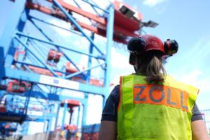 Zollkontrolle: Schwarzarbeit und Einnahmen aus illegalen Kanälen nehmen zu. (Archivbild)