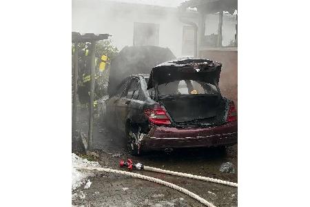 Der Pkw brannte komplett aus