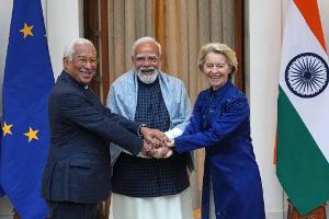 Feiern den erfolgreichen Abschluss der Freihandelsgespräche: EU-Ratspräsident António Costa (l), der indische Ministerpräsident Narendra Modi und EU-Kommissionspräsidentin Ursula von der Leyen.