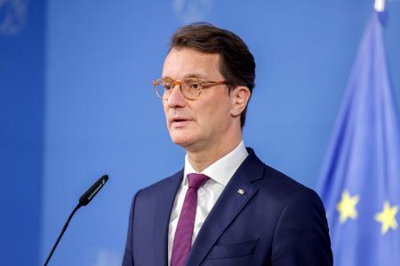 Kein guter Tag für Nordrhein-Westfalens Ministerpräsident Hendrik Wüst (CDU): Der Rücktritt seiner Fluchtministerin Josefine Paul (Grüne) setzt ihn unter Erklärungszwang. 