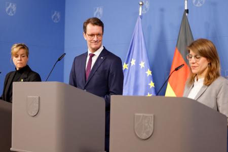 Rücktritt und Ernennung im Minutentakt: Die neue Familien- und Fluchtministerin Verena Schäffer ist als Nachfolgerin von Josefine Paul schon am Start.