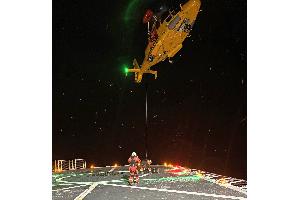 Ein Rettungshubschrauber setzte einen Arzt und eine Notfallsanitäterin an Bord ab.