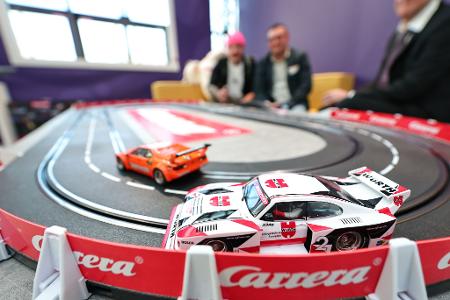 Rennautos gehören zu den Spielzeugen, für die sich Erwachsene interessieren.