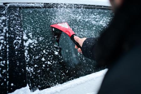 Gefrierender Regen, Glatteis und Neuschnee: Besonders im Westen und Süden kann das Autofahren abends zum Risiko werden. 
