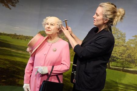  Frühjahrsputz im Wachsfigurenkabinett