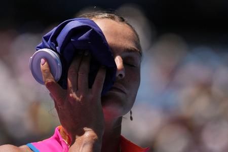 Aryna Sabalenka aus Weißrussland legt einen Eisbeutel ins Gesicht.