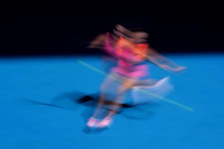 Die Weißrussin Aryna Sabalenka spielt einen Vorhand-Return.