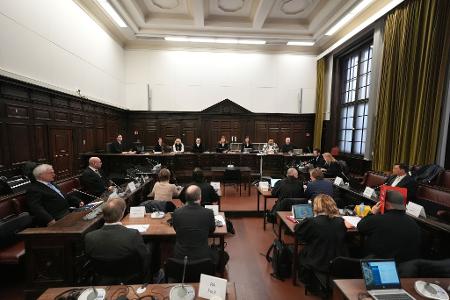 Der 33. Prozesstag begann mit scharfer Kritik der Verteidigung am Verlauf des Verfahrens.