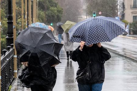 Sogar in Sevilla in Andalusien, wo im Sommer oft Hitze von um die 40 Grad herrscht, mussten sich die Menschen warm anziehen.