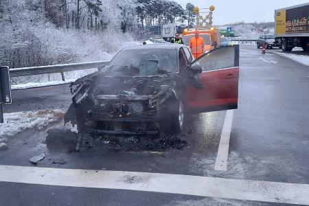 Das verbrannte Fahrzeug an der Einsatzstelle