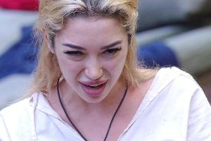 Ariels Begleiterin erklärt ihre Wutausbrüche im Dschungel