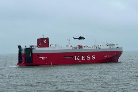 Der Frachter wurde zurück in den Emder Hafen geschleppt.