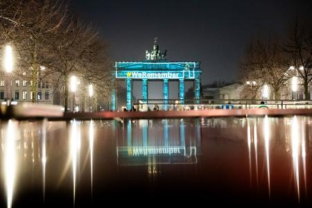 Der Hashtag "#WeRemember" wird anlässlich des Internationalen Tags des Gedenkens an die Opfer des Holocaust auf das Brandenburger Tor projiziert.
