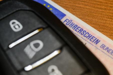 Sollten Fahrschüler bereits während der Ausbildung mit den Eltern fahren dürfen? (Symbolbild)