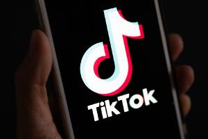 Tiktok will einem US-Prozess um das Suchtpotenzial von Online-Plattformen mit Hilfe eines Vergleichs umgehen. (Archivbild)
