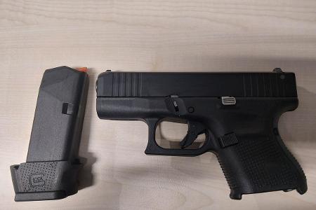 Mit dieser Schusswaffe im Gepäck, wurde ein 25-Jähriger bei der Grenzkontrolle festgestellt. / Foto: Bundespolizei