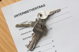 Der BGH hat sich mit der Frage befasst, ob ein Vermieter einen Wohnraummietvertrag kündigen darf, wenn der Mieter die Wohnung gewinnbringend untervermietet. (Symbolbild)
