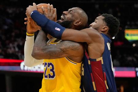 Cleveland Cavaliers-Los Angeles Lakers: LeBron James wird von Mitchell gefoult